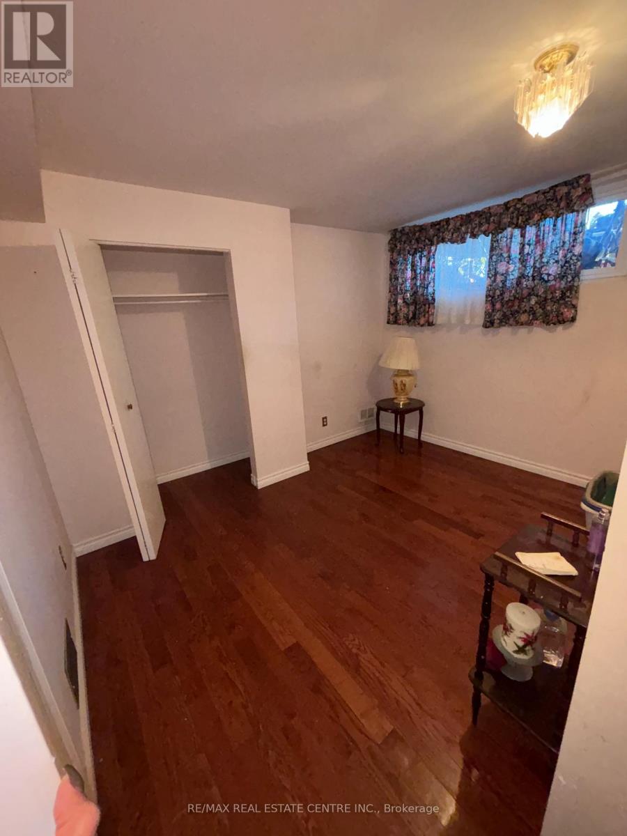 56 Ardglen Drive, Brampton (Brampton East), Ontario  L6W 1V4 - Photo 5 - W12631214