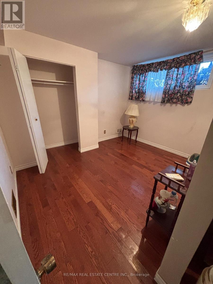 56 Ardglen Drive, Brampton (Brampton East), Ontario  L6W 1V4 - Photo 6 - W12631214