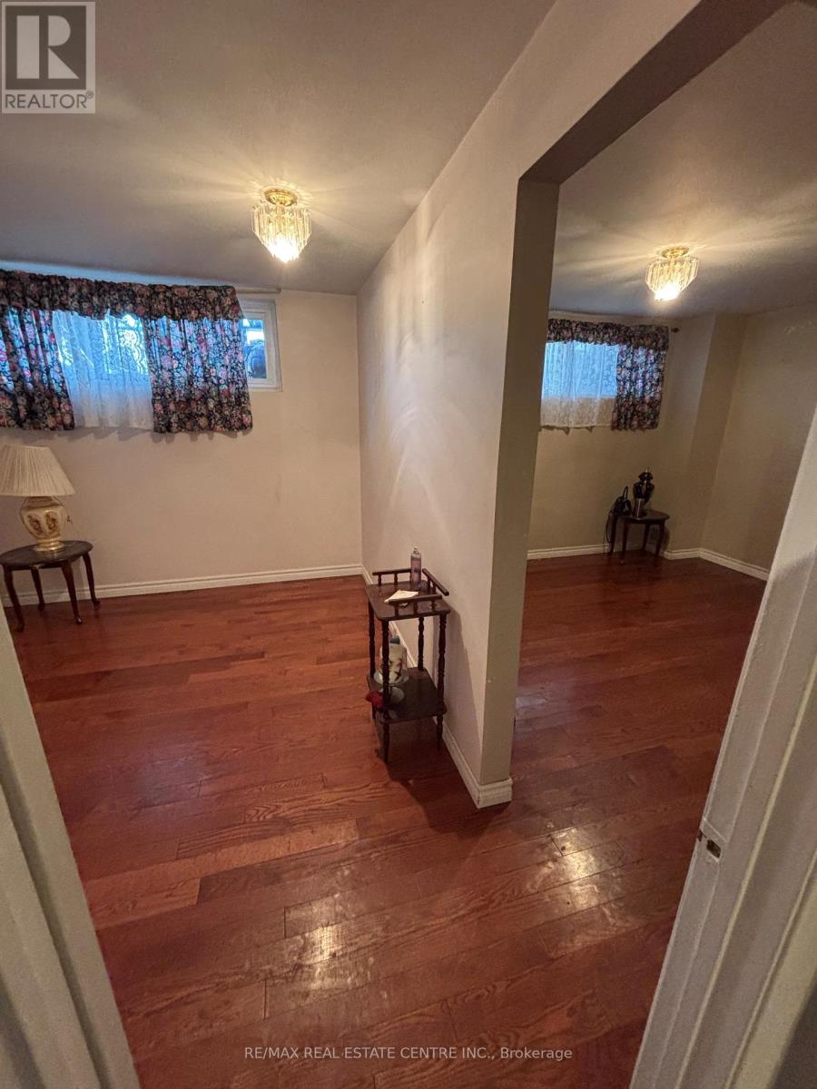 56 Ardglen Drive, Brampton (Brampton East), Ontario  L6W 1V4 - Photo 7 - W12631214