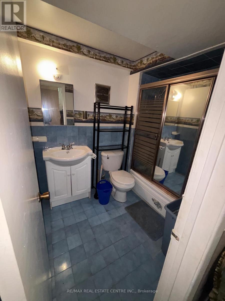 56 Ardglen Drive, Brampton (Brampton East), Ontario  L6W 1V4 - Photo 8 - W12631214