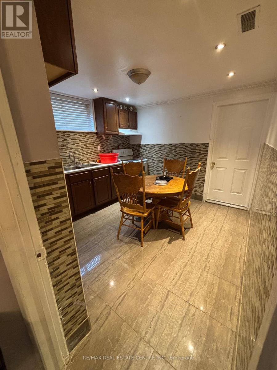 56 Ardglen Drive, Brampton (Brampton East), Ontario  L6W 1V4 - Photo 9 - W12631214