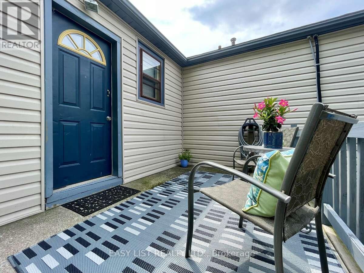 35 Mary Street, Fort Erie, Ontario  L2A 4A4 - Photo 2 - X12322238