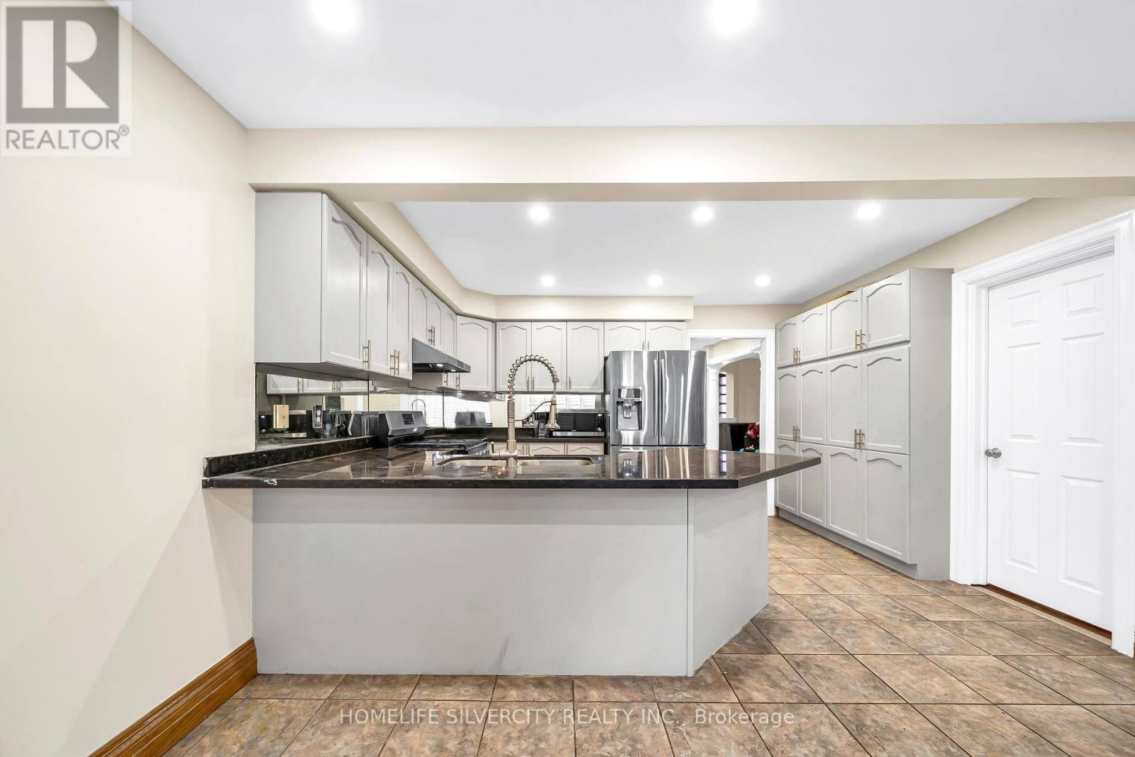 19 Vintage Gate, Brampton (Fletcher's Creek Village), Ontario  L6X 4C4 - Photo 8 - W12628268