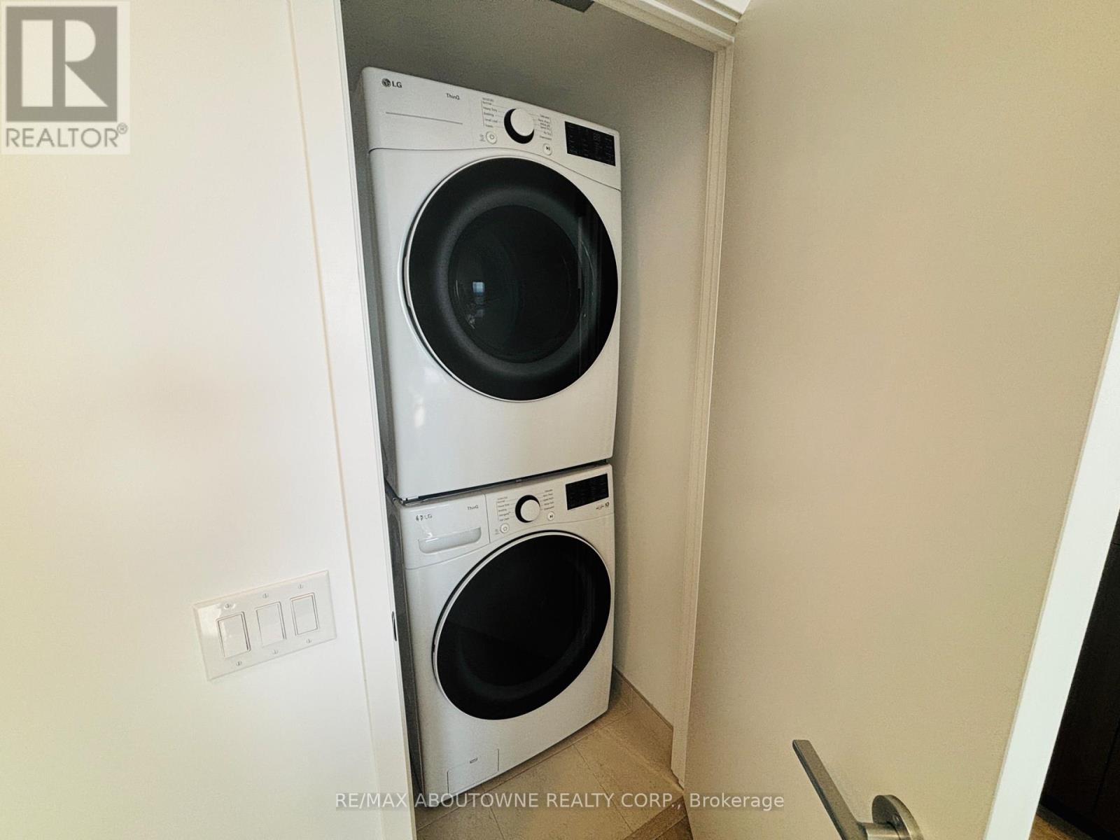 3709 - 395 Square One Drive, Mississauga, Ontario  L5B 0P6 - Photo 10 - W12631270