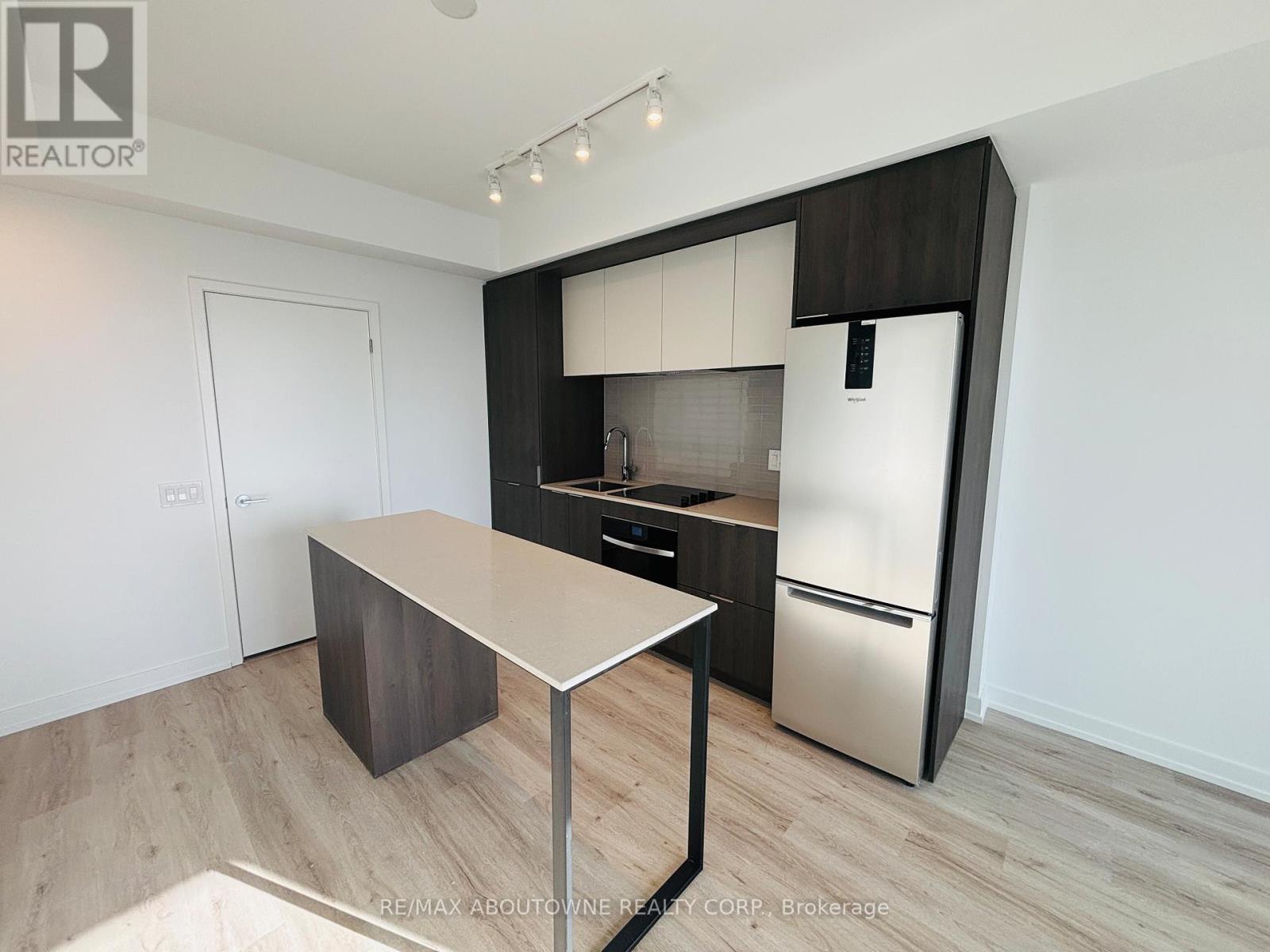 3709 - 395 Square One Drive, Mississauga, Ontario  L5B 0P6 - Photo 3 - W12631270