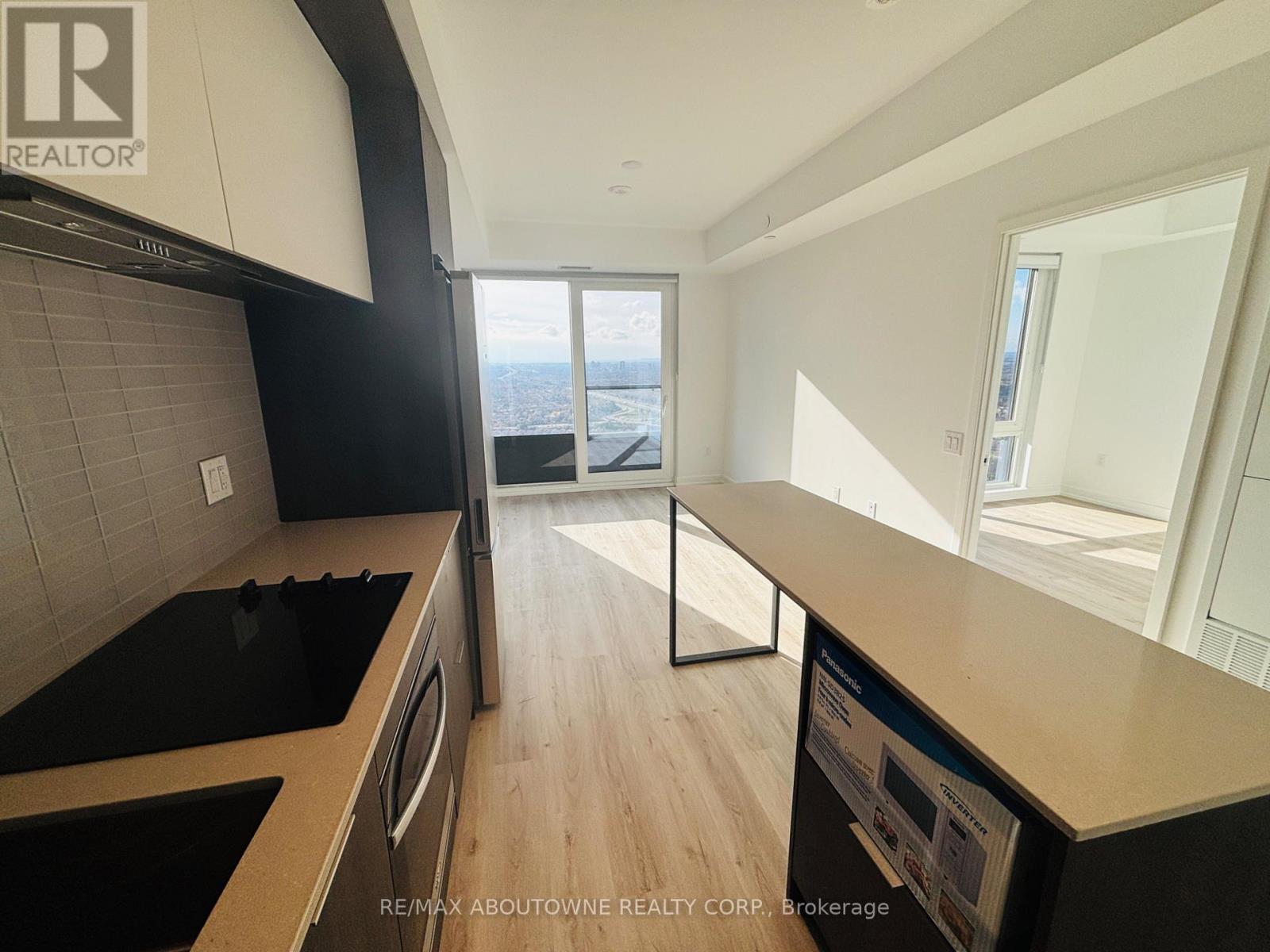 3709 - 395 Square One Drive, Mississauga, Ontario  L5B 0P6 - Photo 4 - W12631270