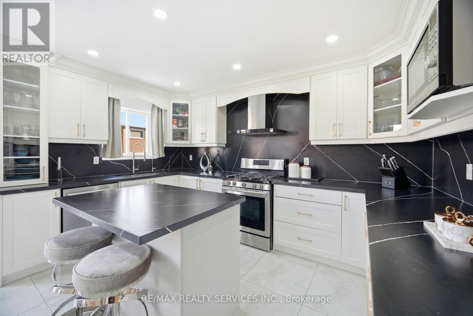 71 Hutton Crescent, Caledon, Ontario  L7C 1A7 - Photo 14 - W12631274