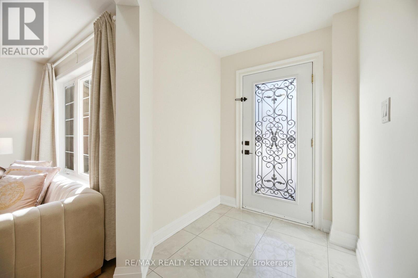 71 Hutton Crescent, Caledon, Ontario  L7C 1A7 - Photo 4 - W12631274