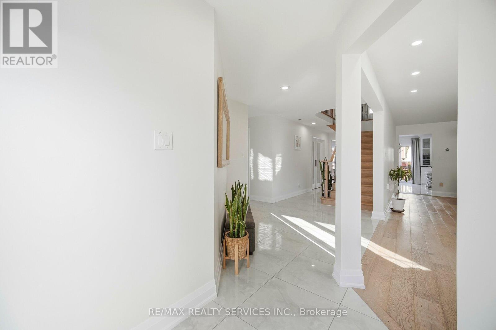 71 Hutton Crescent, Caledon, Ontario  L7C 1A7 - Photo 5 - W12631274