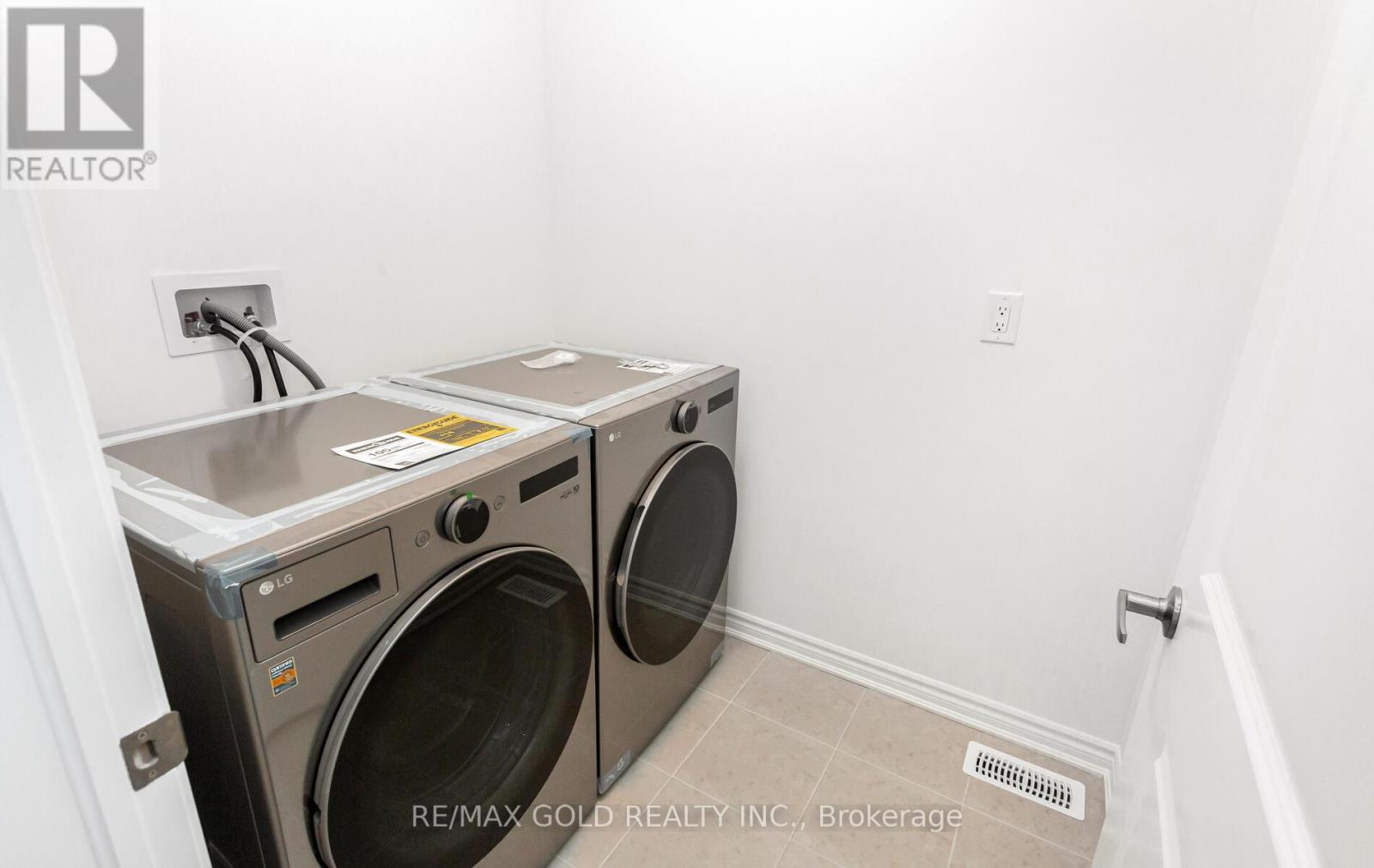 1603 Whitlock Avenue, Milton, Ontario  L9T 6H8 - Photo 46 - W12631284