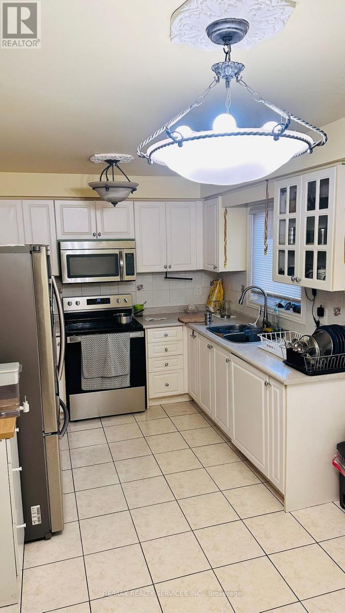 19 Flatlands Way, Brampton, Ontario  L6R 2B5 - Photo 8 - W12631300