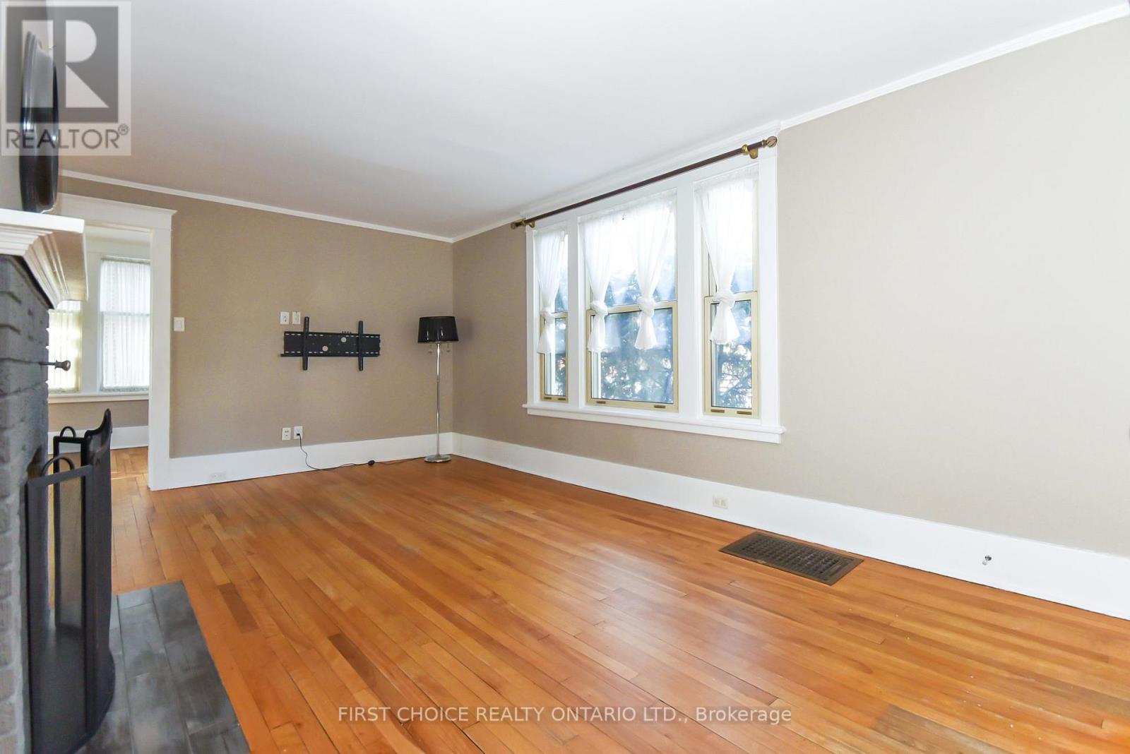 142 Broadway Avenue, Ottawa, Ontario  K1S 2V8 - Photo 5 - X12631316