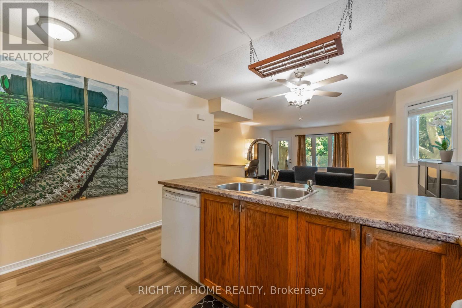 67 Strathaven Private, Ottawa, Ontario K1J 1K7 - Photo 10 - X12393748