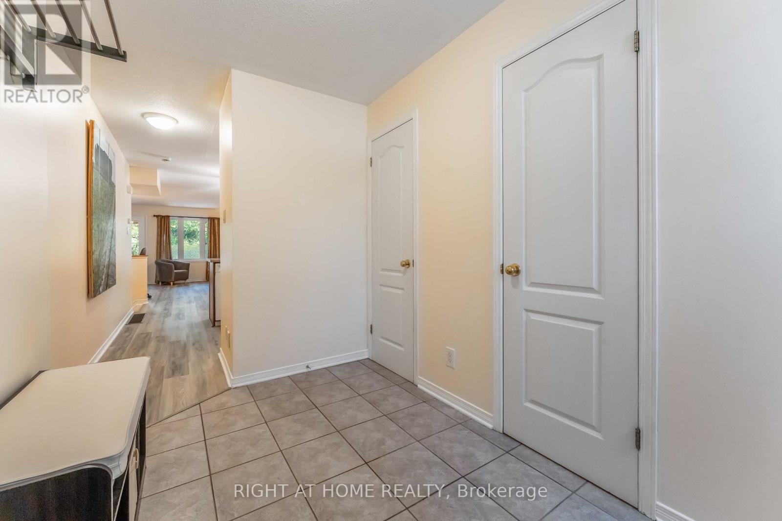 67 Strathaven Private, Ottawa, Ontario K1J 1K7 - Photo 7 - X12393748