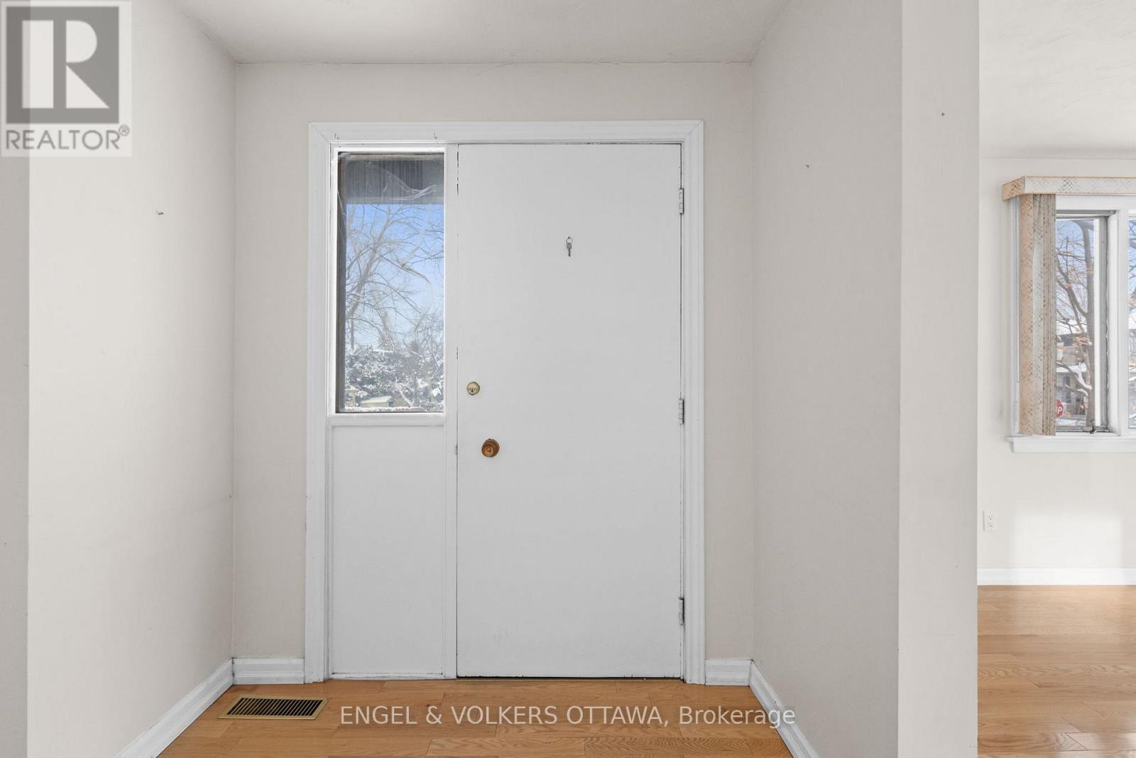2626 Elmhurst Street, Ottawa, Ontario  K2B 7N6 - Photo 4 - X12631400