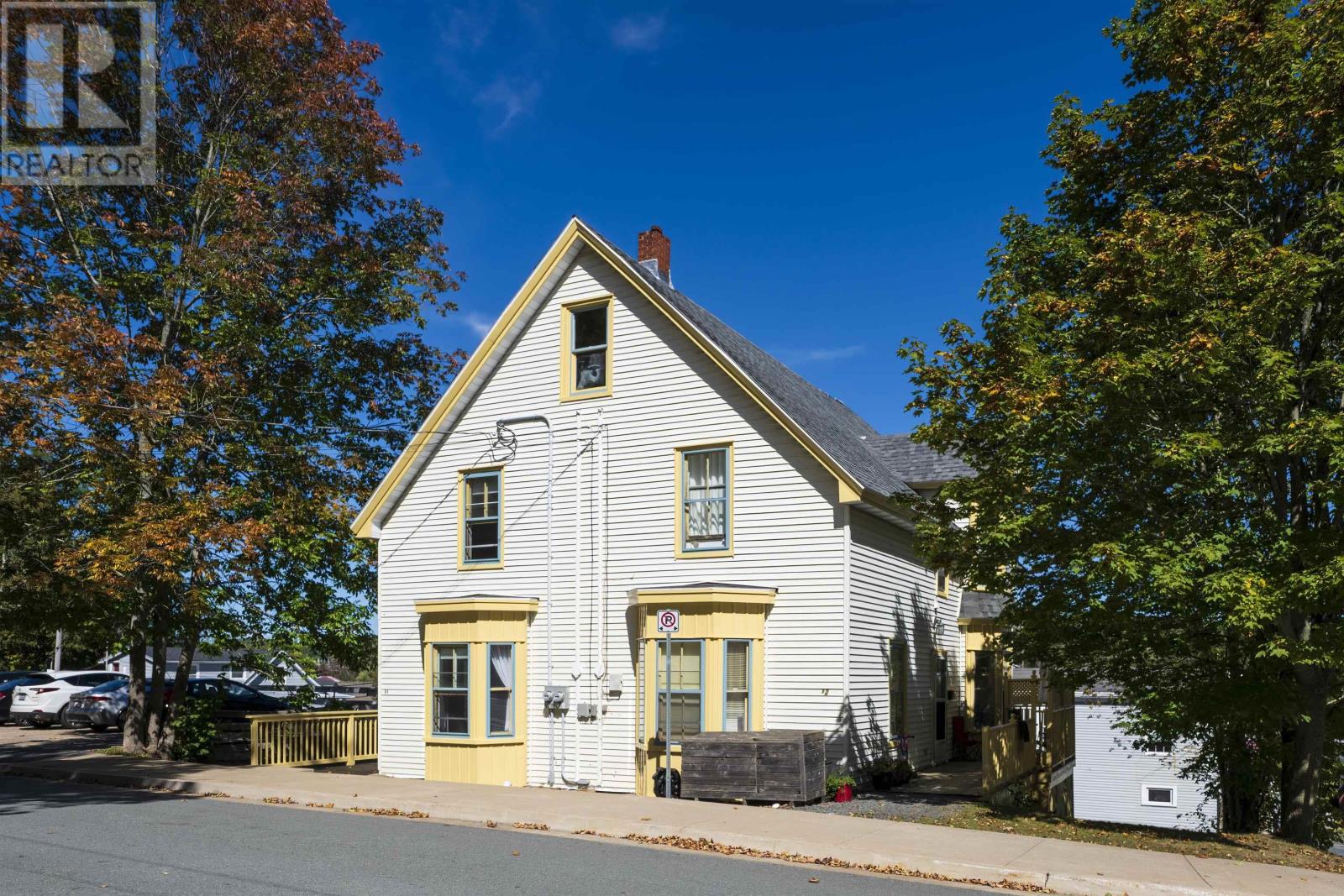 92-94 Pleasant Streets, Bridgewater, Nova Scotia B4V 1N2 - Photo 2 - 202527896