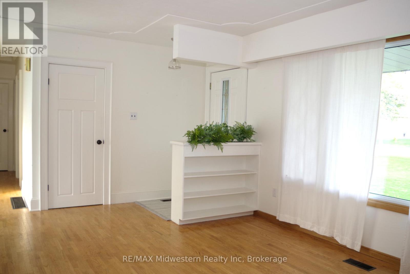 425 Wellington Street E, Wellington North, Ontario N0G 2L2 - Photo 16 - X12631446