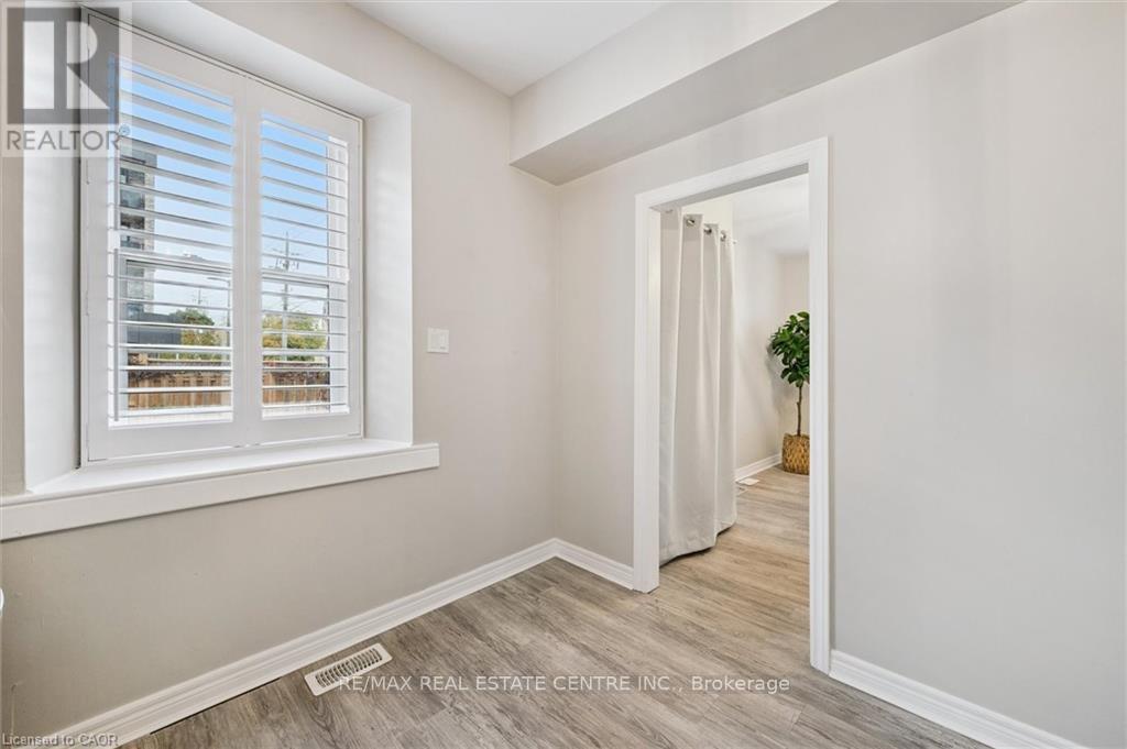 16 St Andrews Street, Cambridge, Ontario  N1S 1M4 - Photo 12 - X12631398