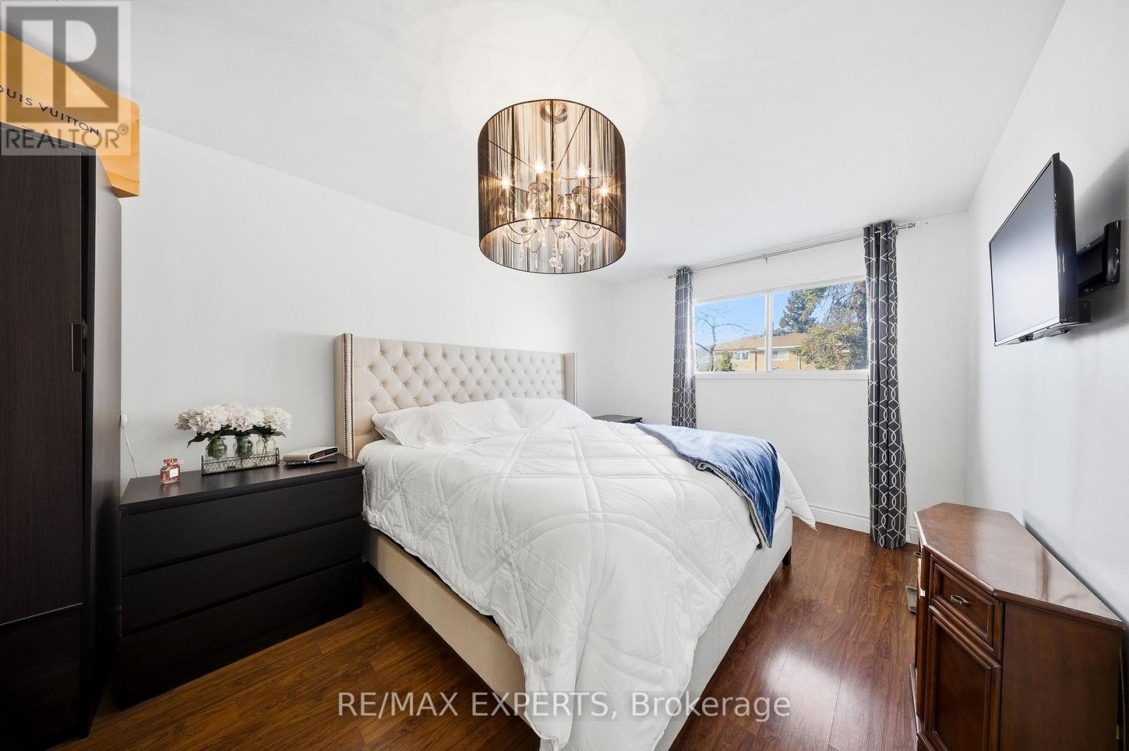 16 Navenby Crescent, Toronto (Humber Summit), Ontario  M9L 1B2 - Photo 16 - W12631410