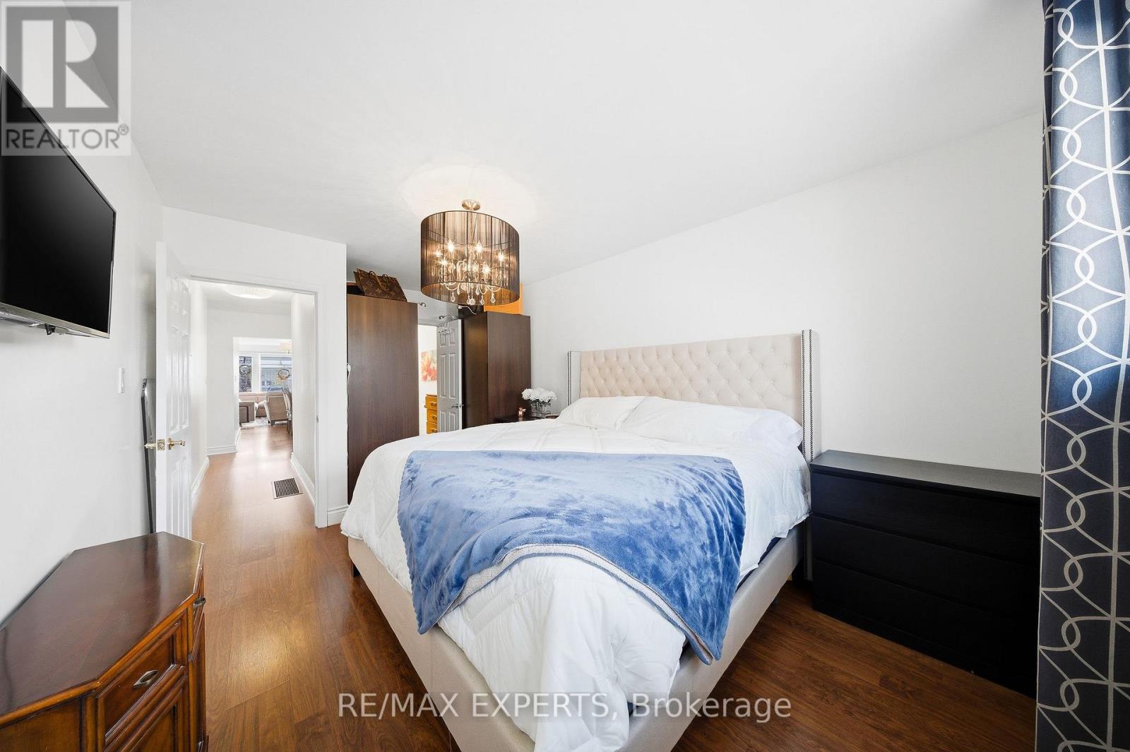 16 Navenby Crescent, Toronto (Humber Summit), Ontario  M9L 1B2 - Photo 17 - W12631410