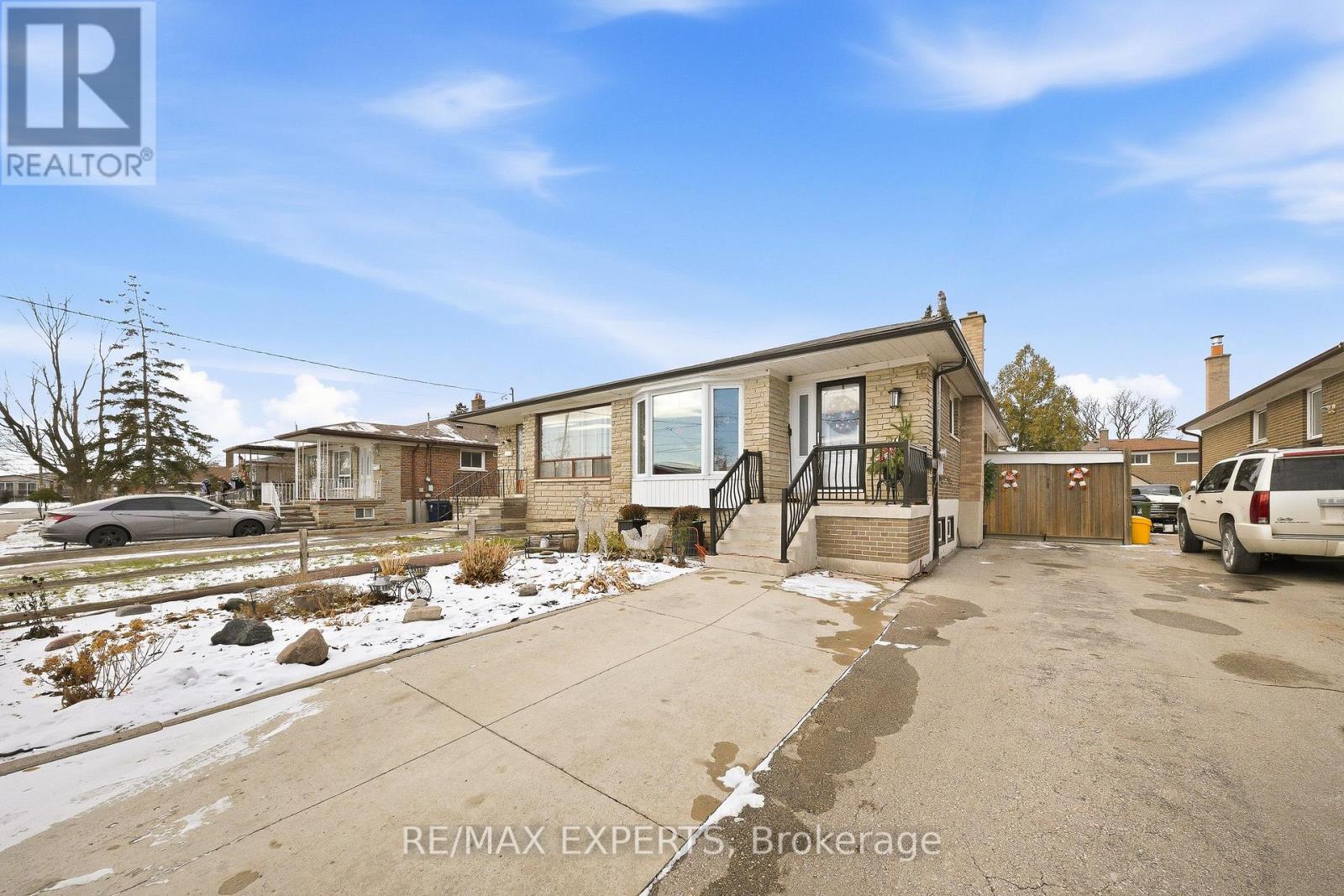 16 Navenby Crescent, Toronto (Humber Summit), Ontario  M9L 1B2 - Photo 2 - W12631410