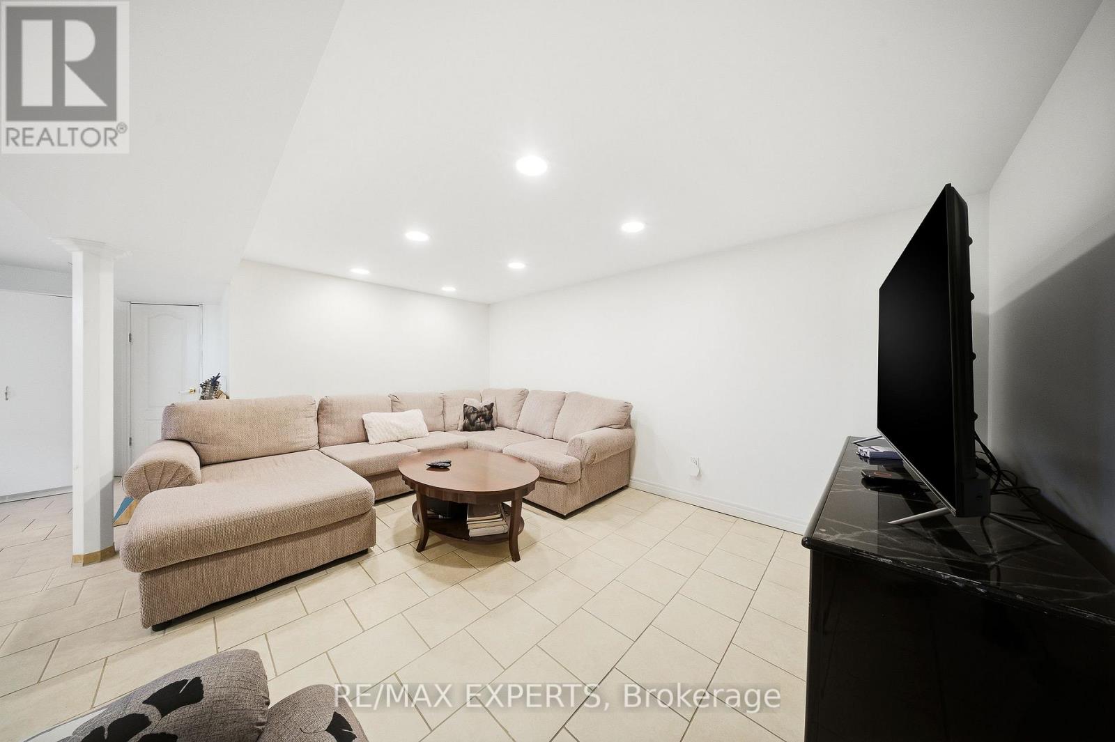 16 Navenby Crescent, Toronto (Humber Summit), Ontario  M9L 1B2 - Photo 27 - W12631410