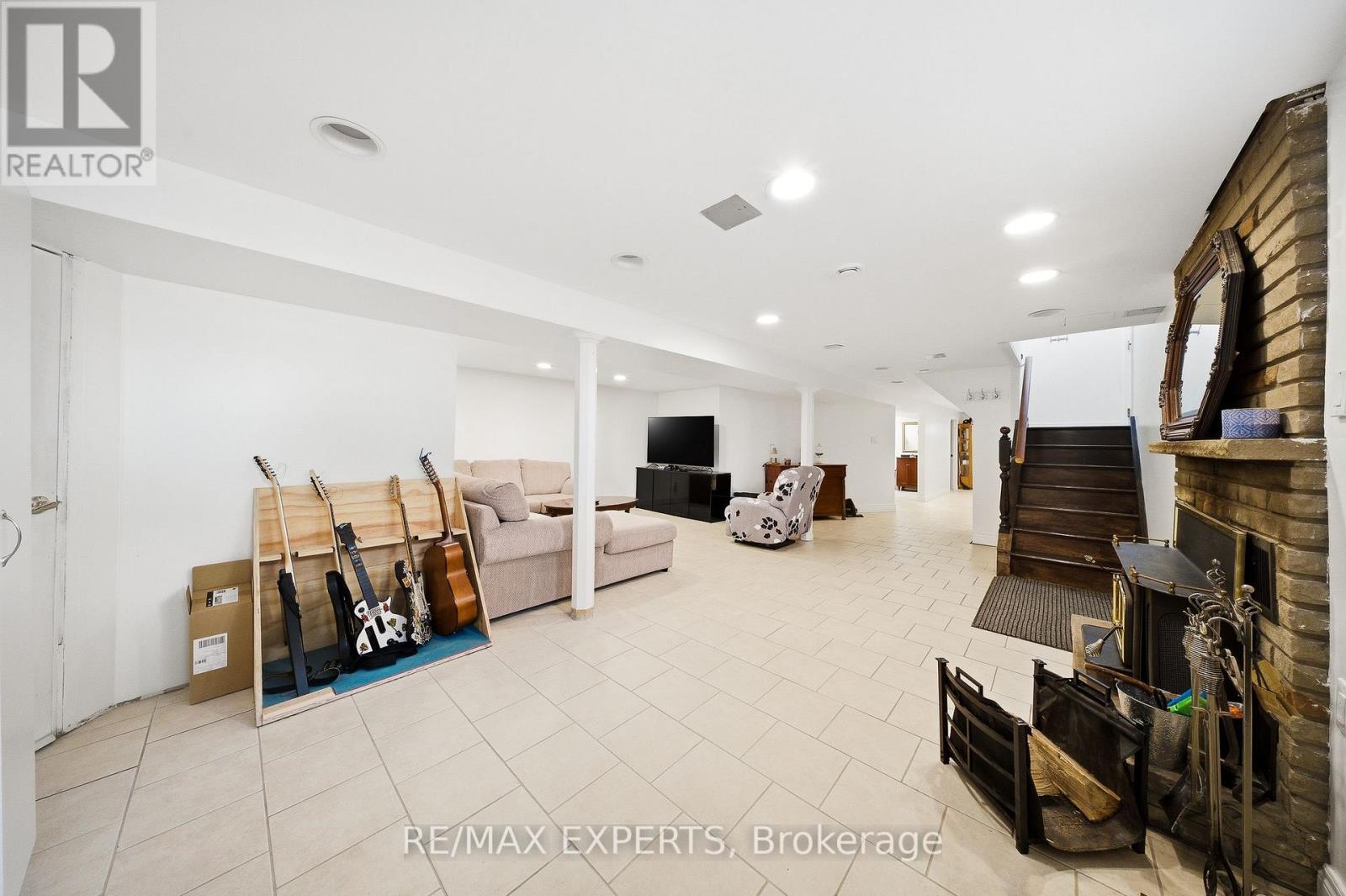 16 Navenby Crescent, Toronto (Humber Summit), Ontario  M9L 1B2 - Photo 28 - W12631410