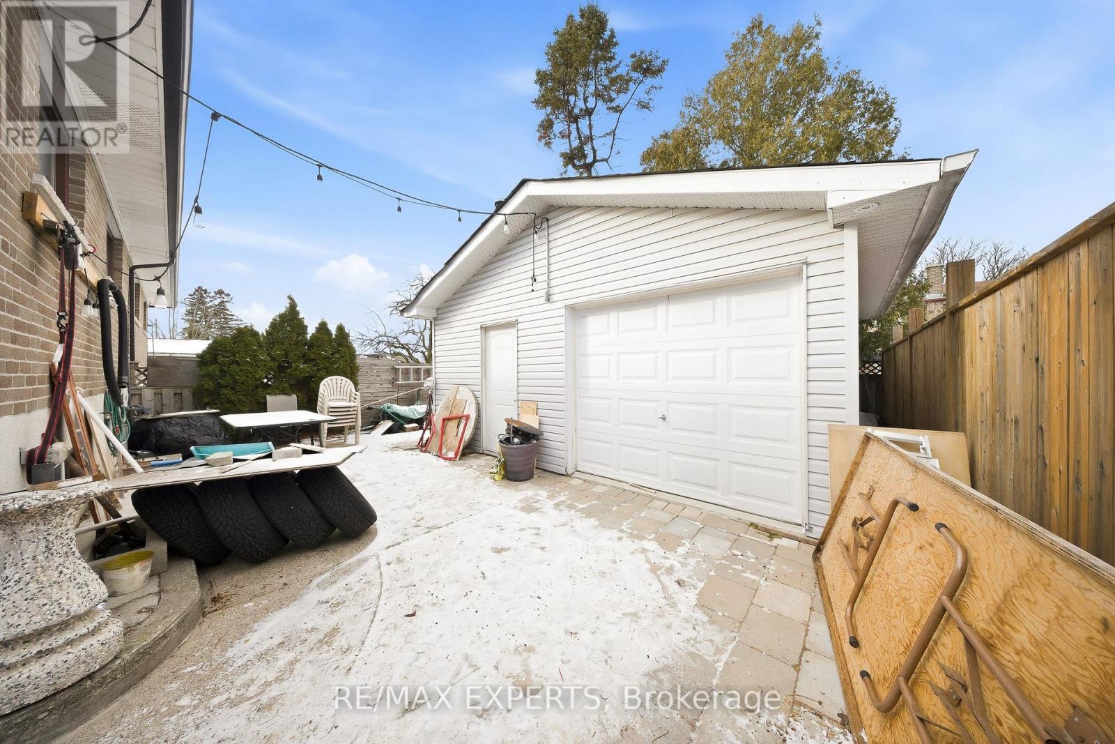 16 Navenby Crescent, Toronto (Humber Summit), Ontario  M9L 1B2 - Photo 35 - W12631410