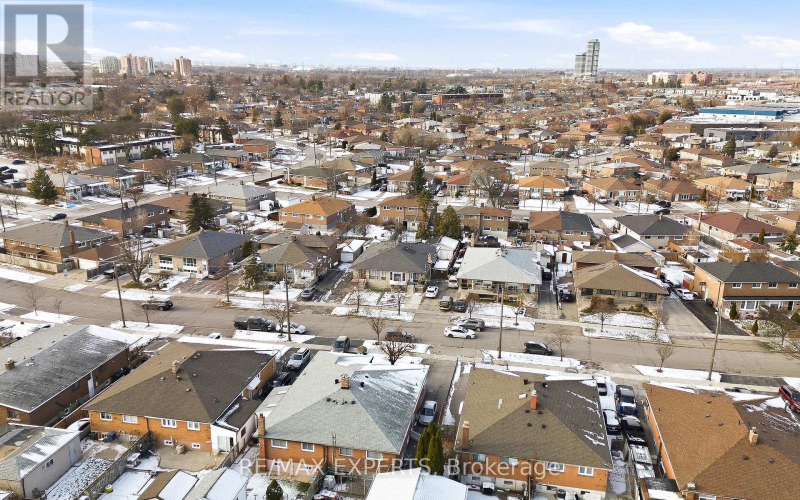 16 Navenby Crescent, Toronto (Humber Summit), Ontario  M9L 1B2 - Photo 39 - W12631410