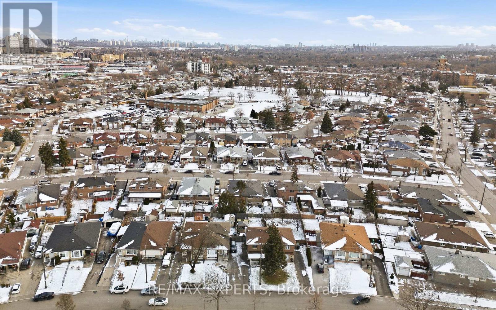 16 Navenby Crescent, Toronto (Humber Summit), Ontario  M9L 1B2 - Photo 42 - W12631410