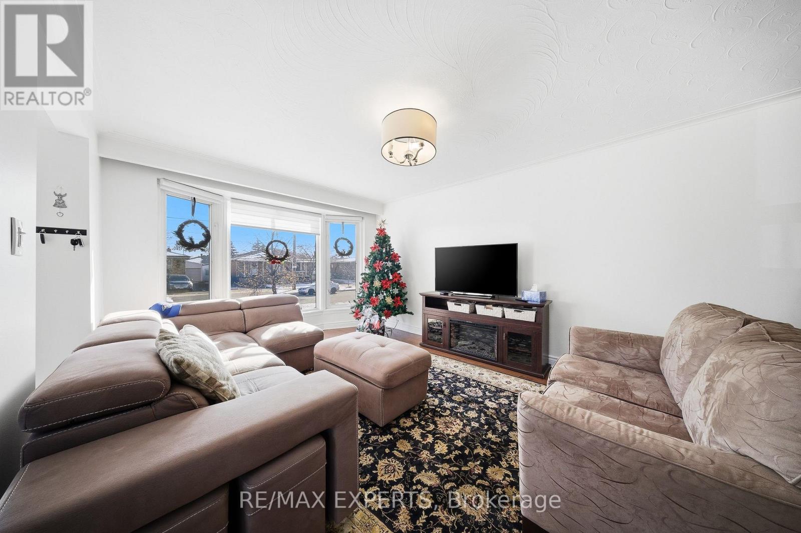 16 Navenby Crescent, Toronto (Humber Summit), Ontario  M9L 1B2 - Photo 5 - W12631410