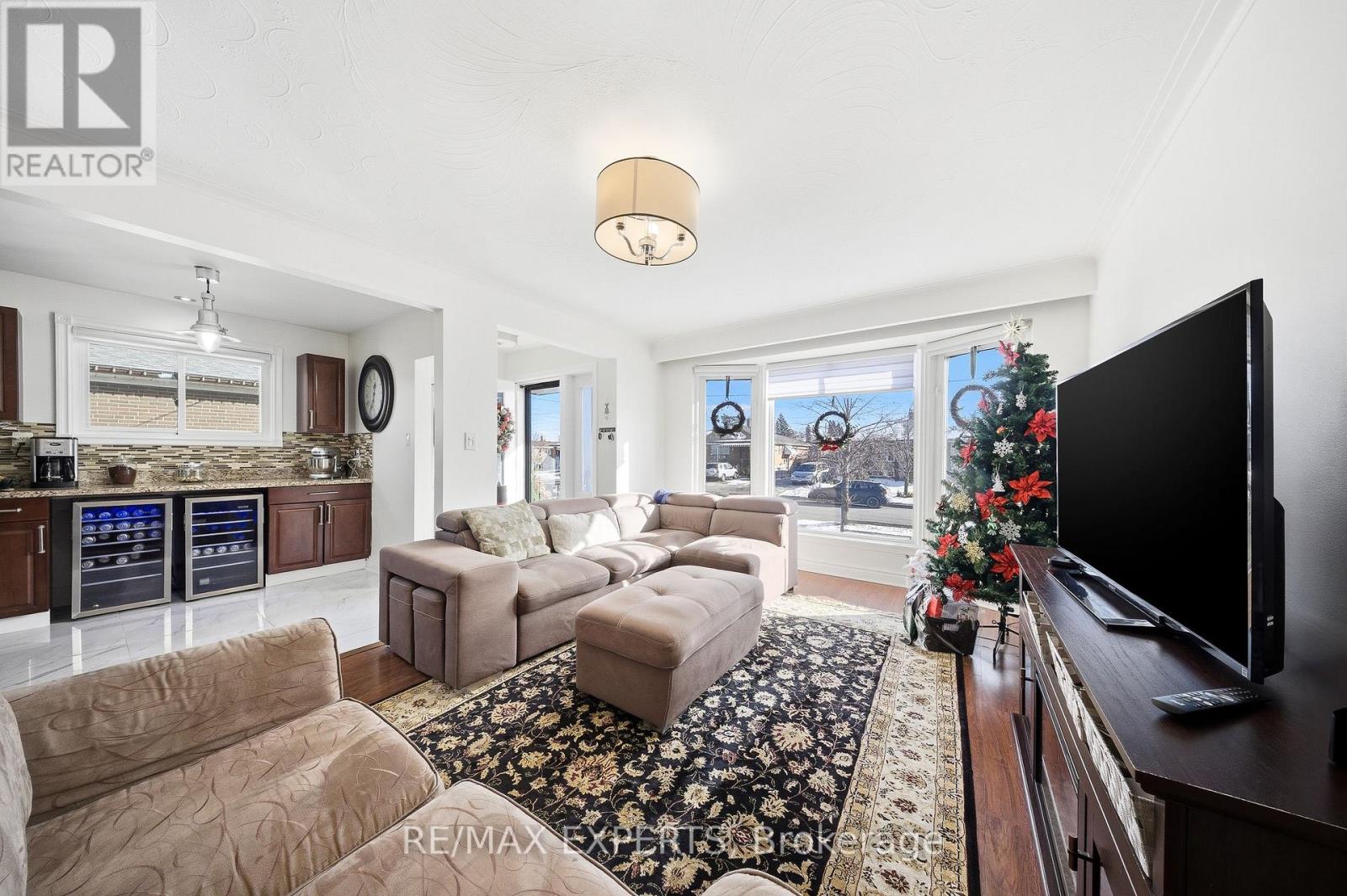 16 Navenby Crescent, Toronto (Humber Summit), Ontario  M9L 1B2 - Photo 6 - W12631410