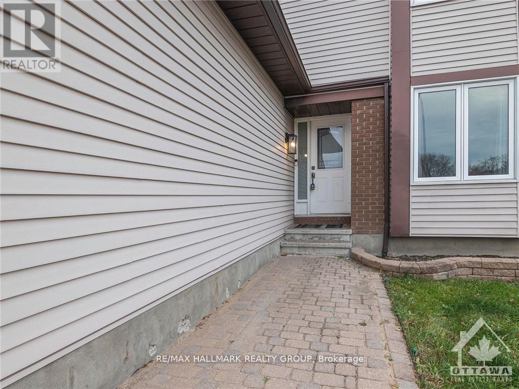 1834 D'amour Crescent, Ottawa, Ontario  K1C 5G3 - Photo 3 - X12631474