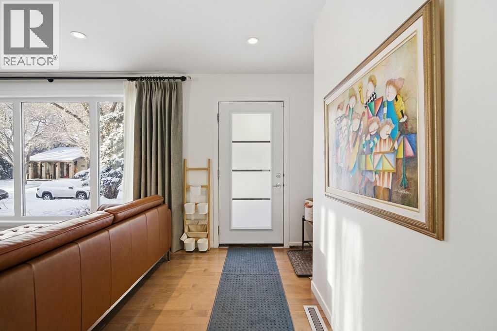 3449 Lane Crescent Sw, Calgary, Alberta  T3E 5X3 - Photo 4 - A2273556