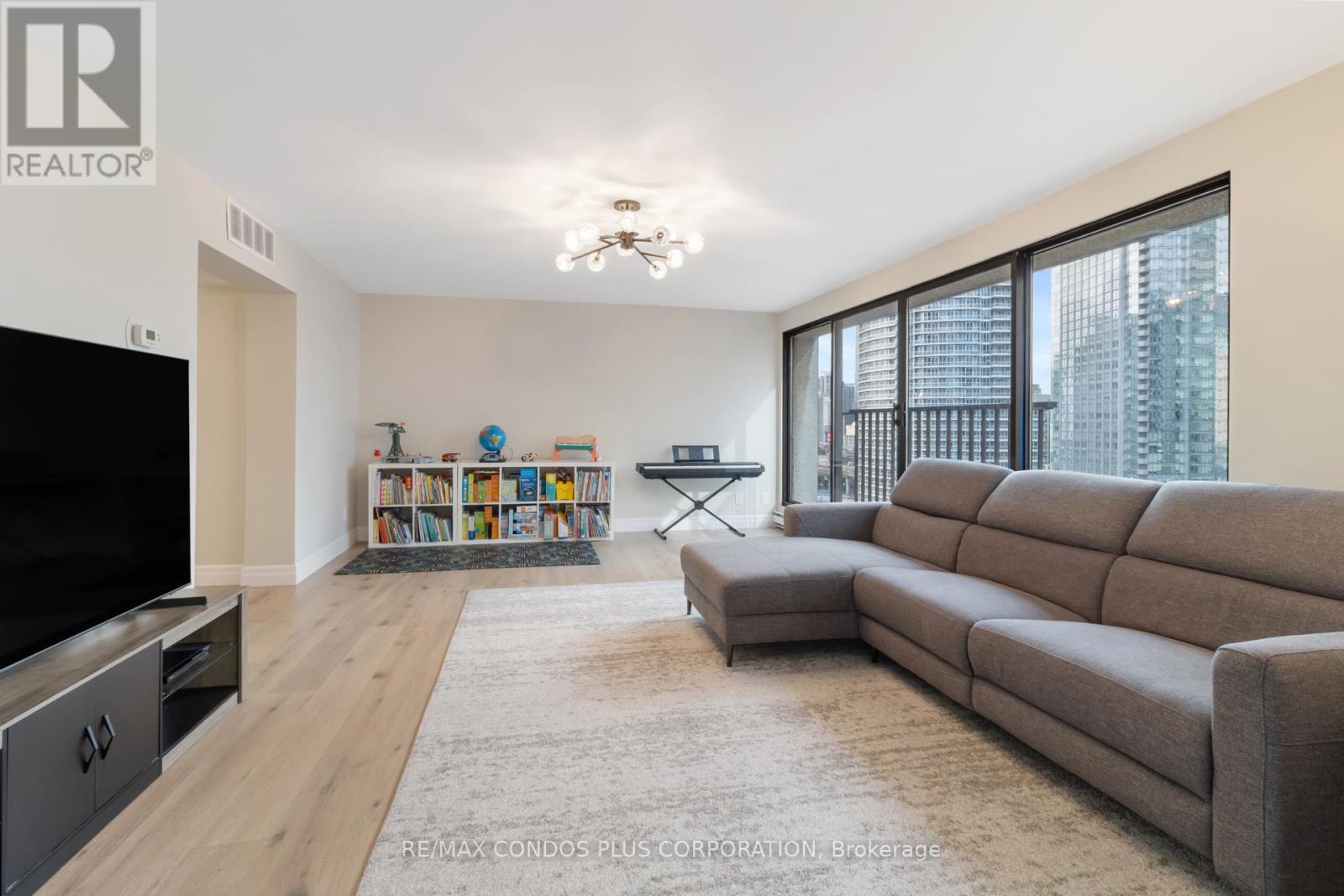 1318 - 55 Harbour Square, Toronto, Ontario  M5J 2L1 - Photo 11 - C12631490