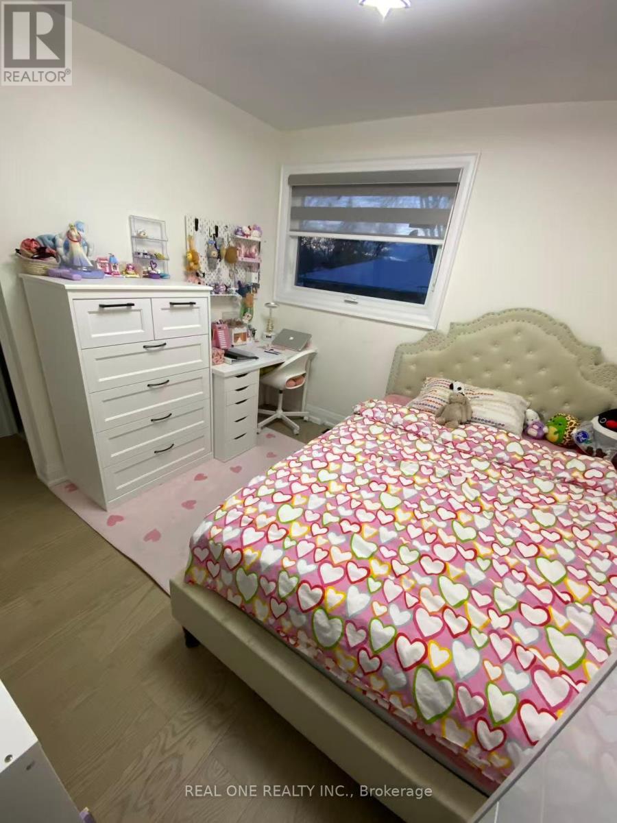 Upper Level - 3366 Strabane Drive, Mississauga, Ontario L5C 1W7 - Photo 11 - W12587210