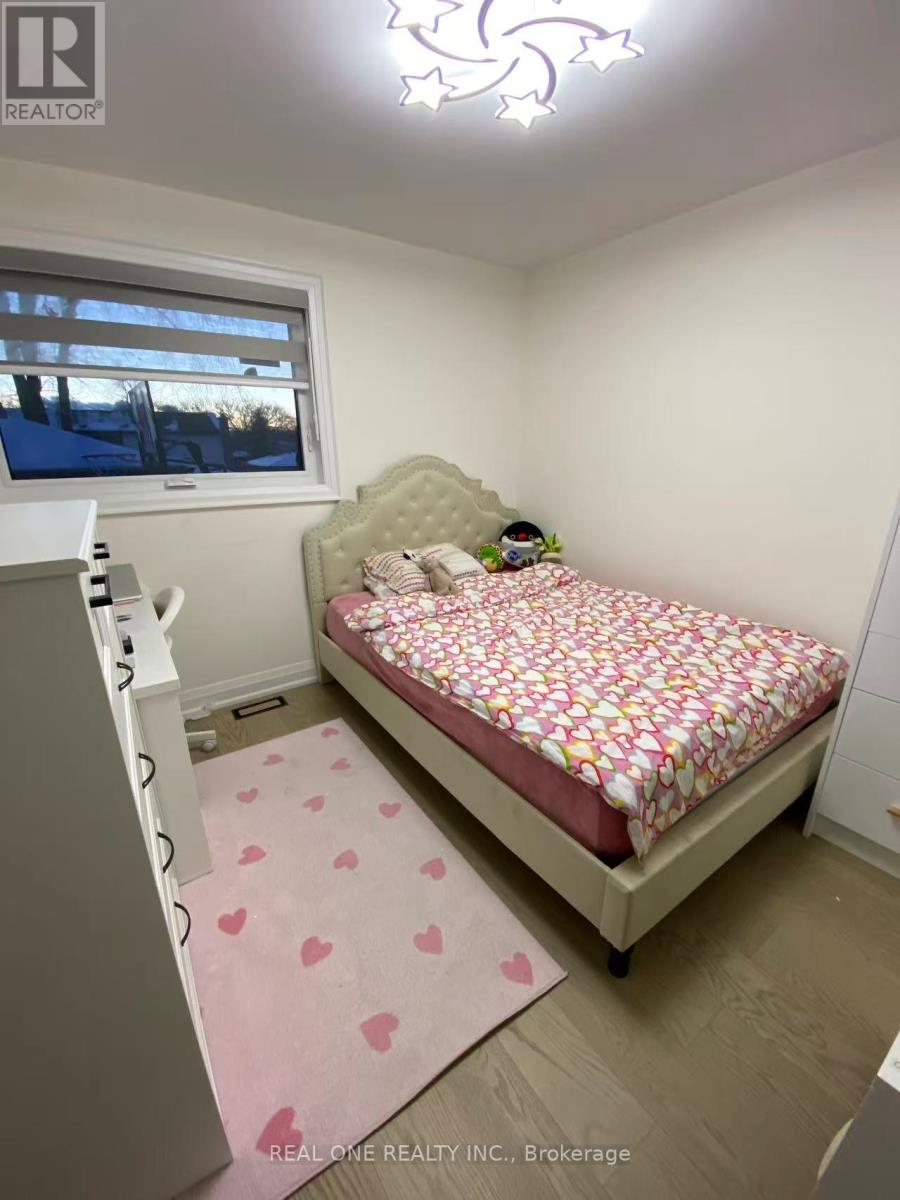 Upper Level - 3366 Strabane Drive, Mississauga, Ontario L5C 1W7 - Photo 10 - W12587210