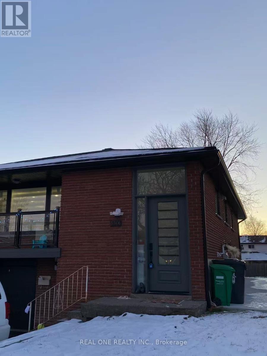 Upper Level - 3366 Strabane Drive, Mississauga, Ontario L5C 1W7 - Photo 12 - W12587210