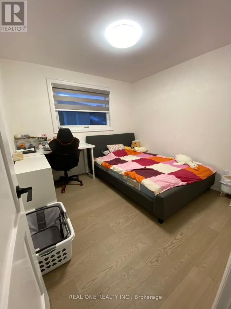 Upper Level - 3366 Strabane Drive, Mississauga, Ontario L5C 1W7 - Photo 8 - W12587210