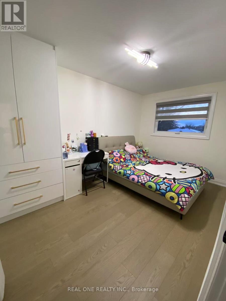 Upper Level - 3366 Strabane Drive, Mississauga, Ontario L5C 1W7 - Photo 9 - W12587210