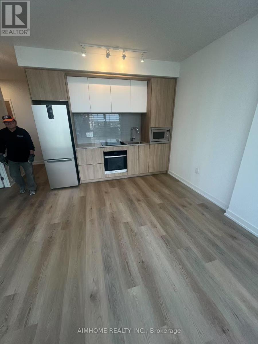 395 Square One Drive, Mississauga, Ontario L5B 0P6 - Photo 3 - W12631526