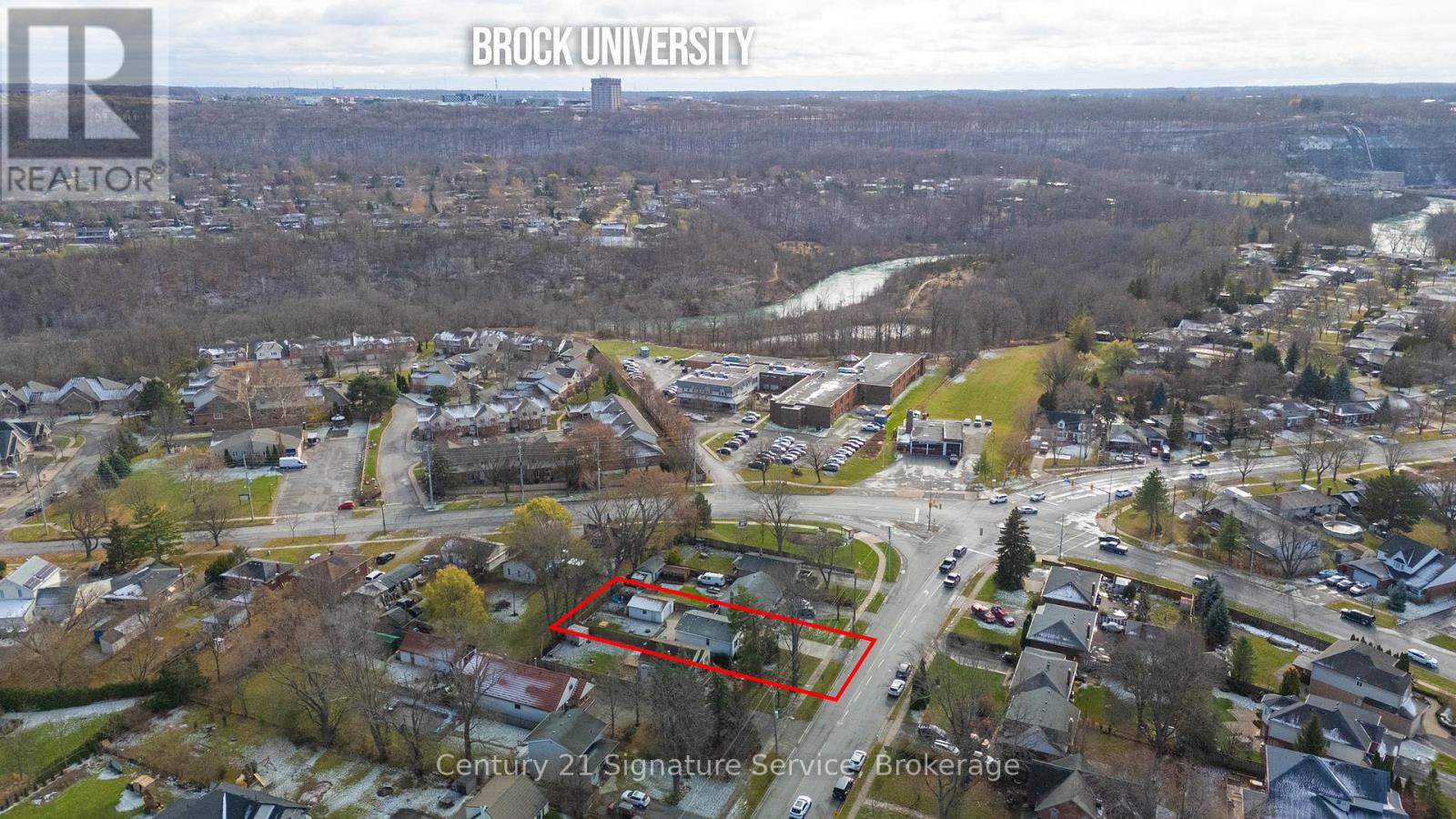 30 Louth Street, St. Catharines, Ontario  L2S 2T4 - Photo 3 - X12631538