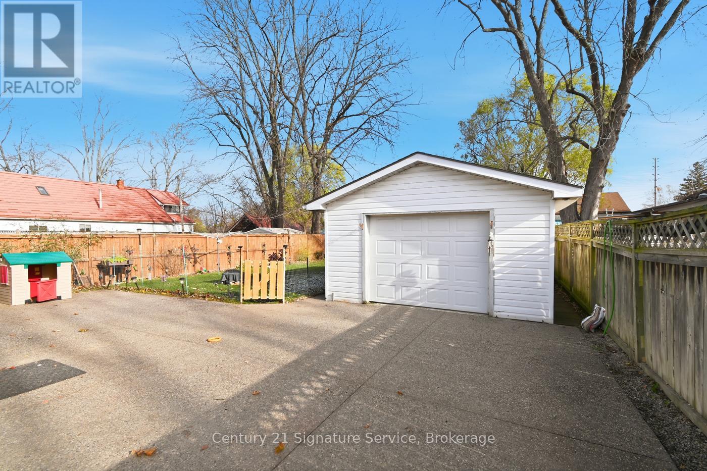 30 Louth Street, St. Catharines, Ontario  L2S 2T4 - Photo 6 - X12631538