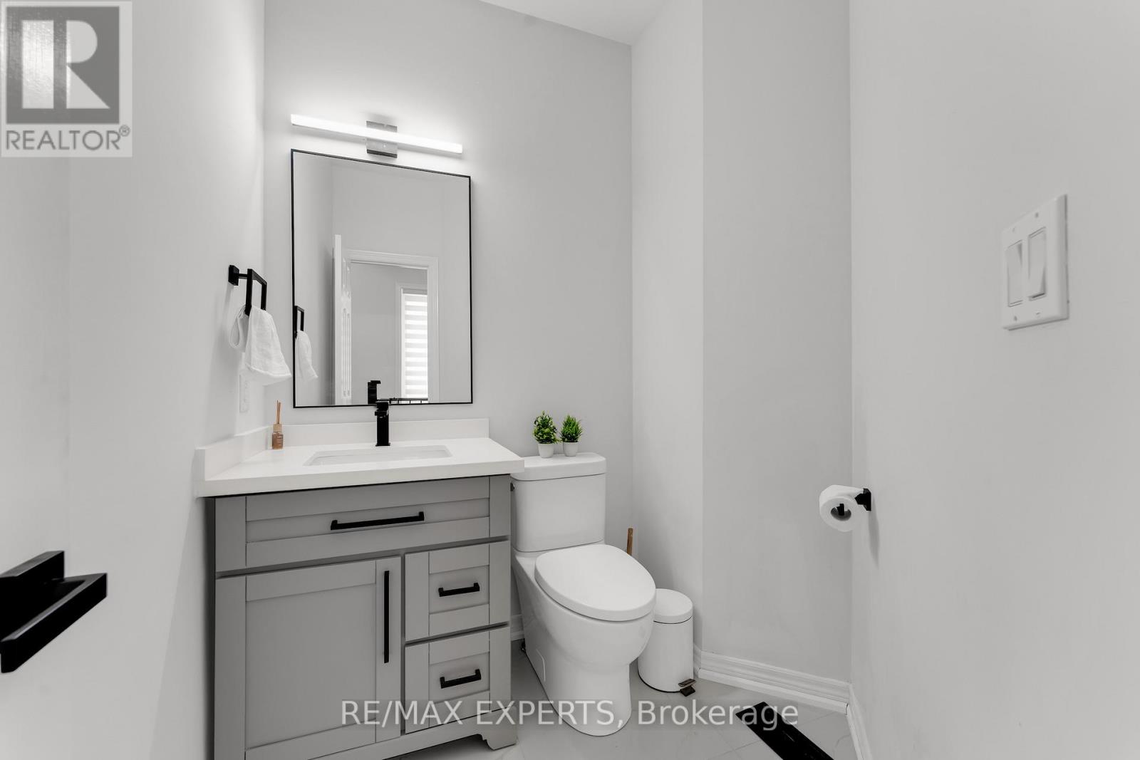 12 Vista Drive, Bradford West Gwillimbury, Ontario  L3Z 0B6 - Photo 10 - N12630632