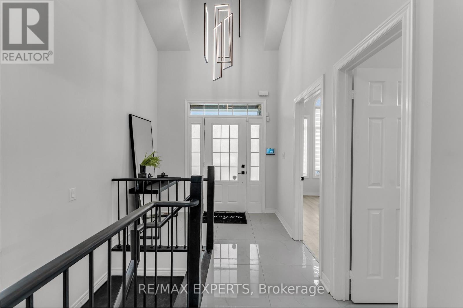 12 Vista Drive, Bradford West Gwillimbury, Ontario  L3Z 0B6 - Photo 4 - N12630632