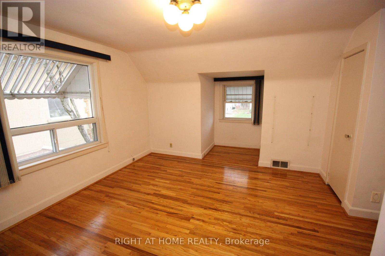 123 Ashbourne Drive, Toronto, Ontario  M9B 4H9 - Photo 10 - W12631584