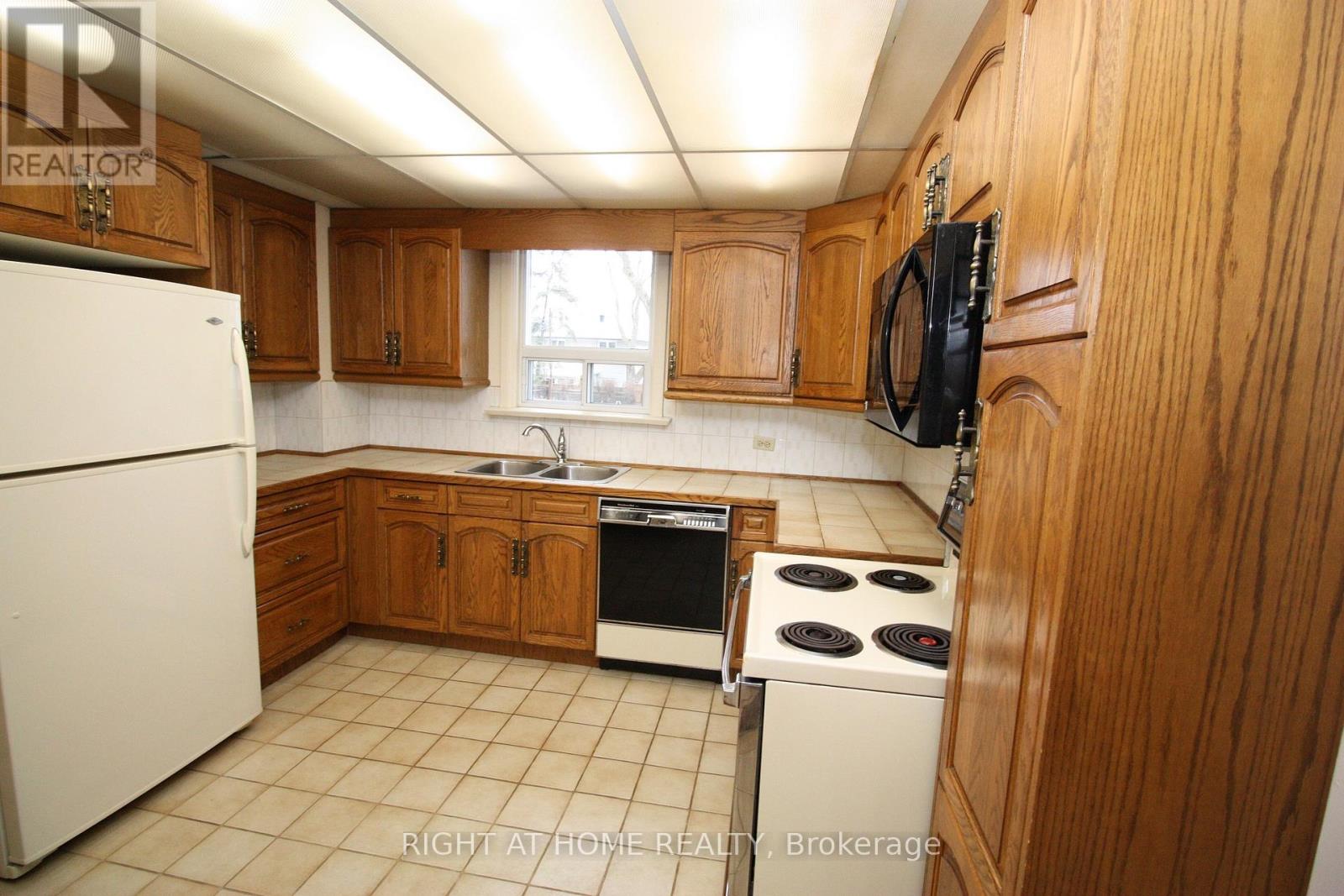 123 Ashbourne Drive, Toronto, Ontario  M9B 4H9 - Photo 5 - W12631584