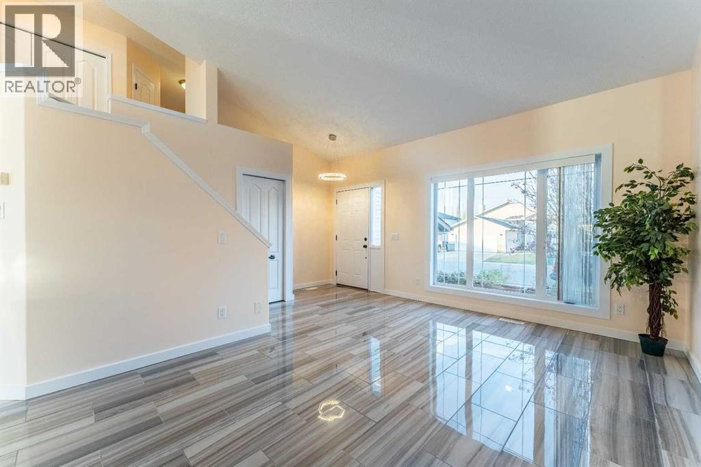 224 Highland Circle, Strathmore, Alberta T1P 1V4 - Photo 4 - A2272046