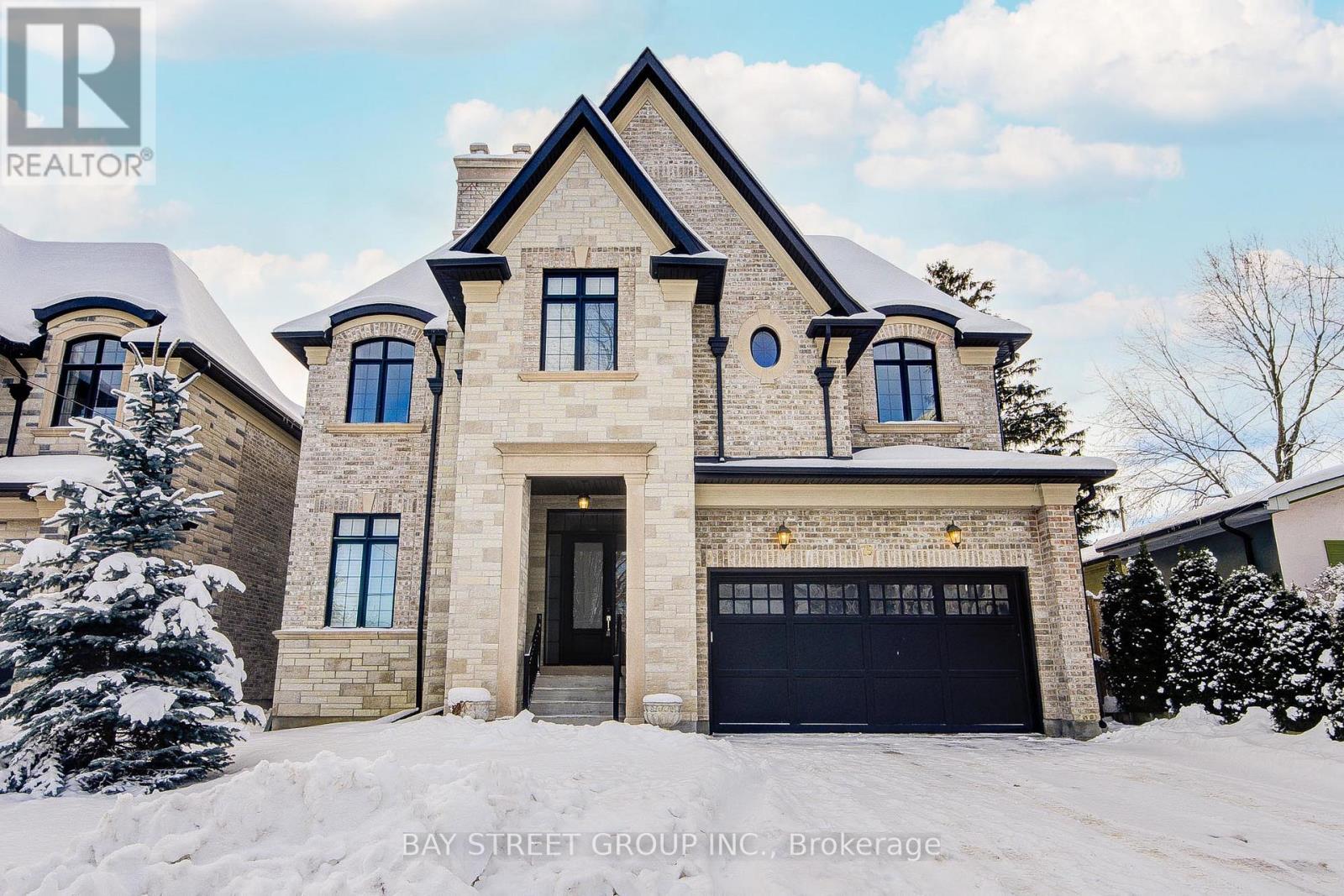 75 DOUGLAS ROAD, Richmond Hill, Ontario