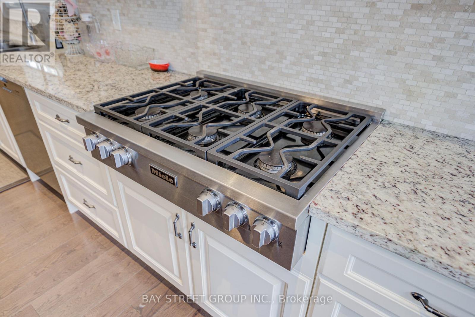 75 Douglas Road, Richmond Hill, Ontario  L4E 3H1 - Photo 18 - N12631602